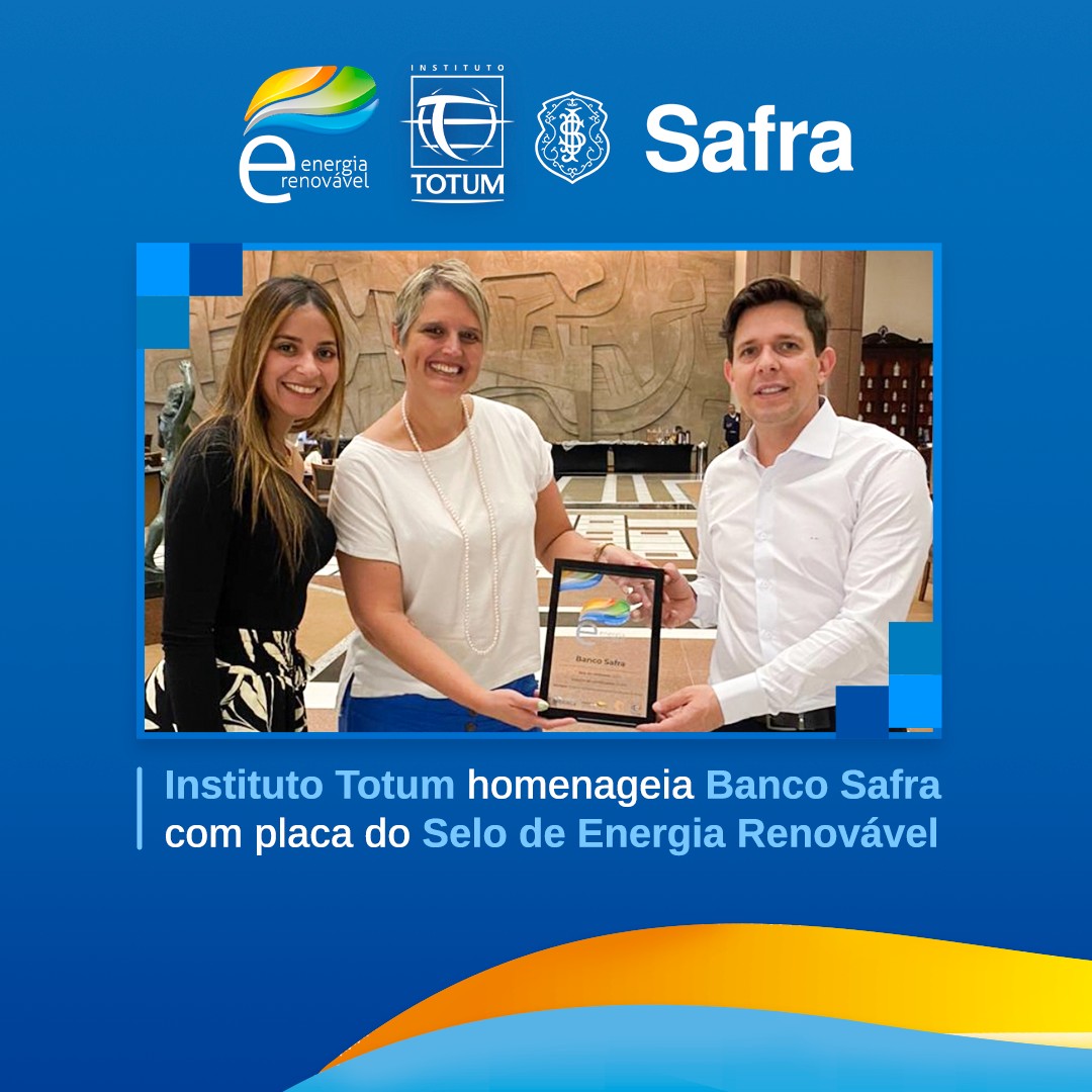 Instituto Totum homenageia Banco Safra com placa do Selo de Energia Renovável